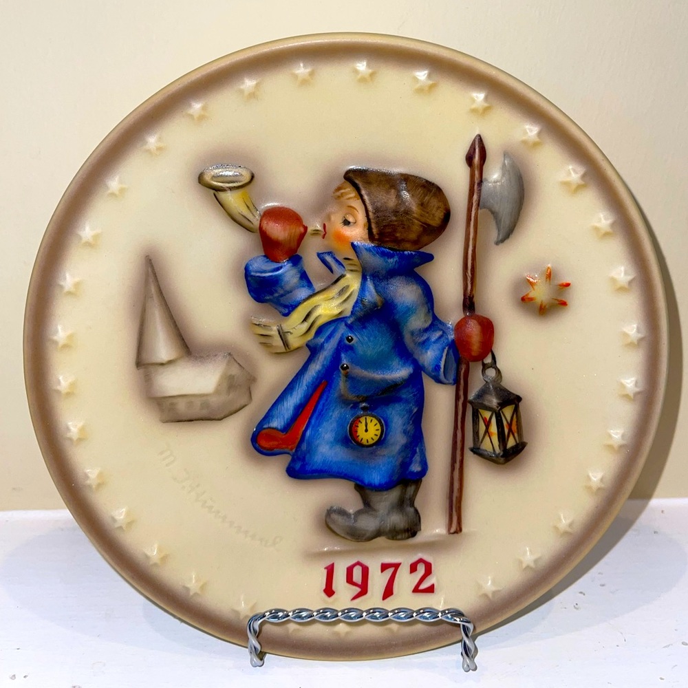 MJ HUMMEL 1972  2nd ANNUAL PLATE ‘HEAR YE, HEAR YE’ Goebel